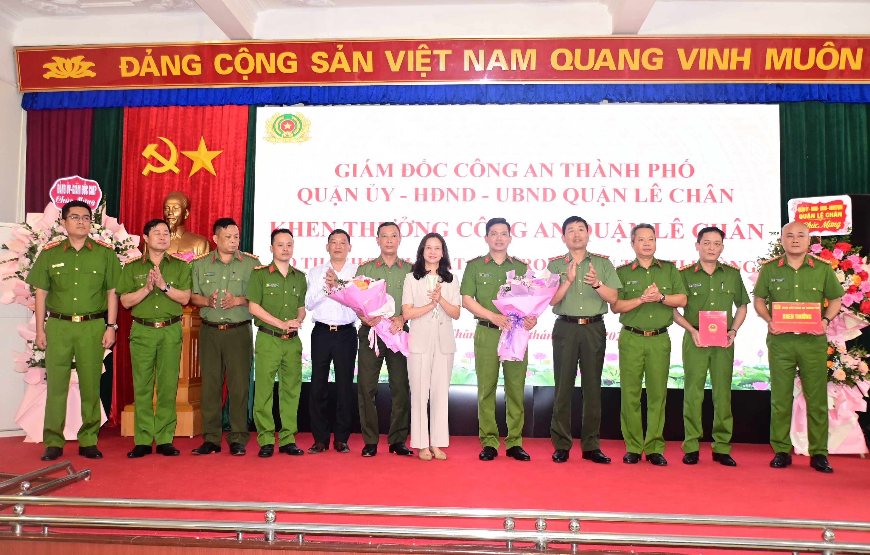 Giám đốc CATP khen thưởng Công an quận Lê Chân lập chiến công xuất sắc trên mặt trận đấu tranh phòng chống tội phạm về ma túy